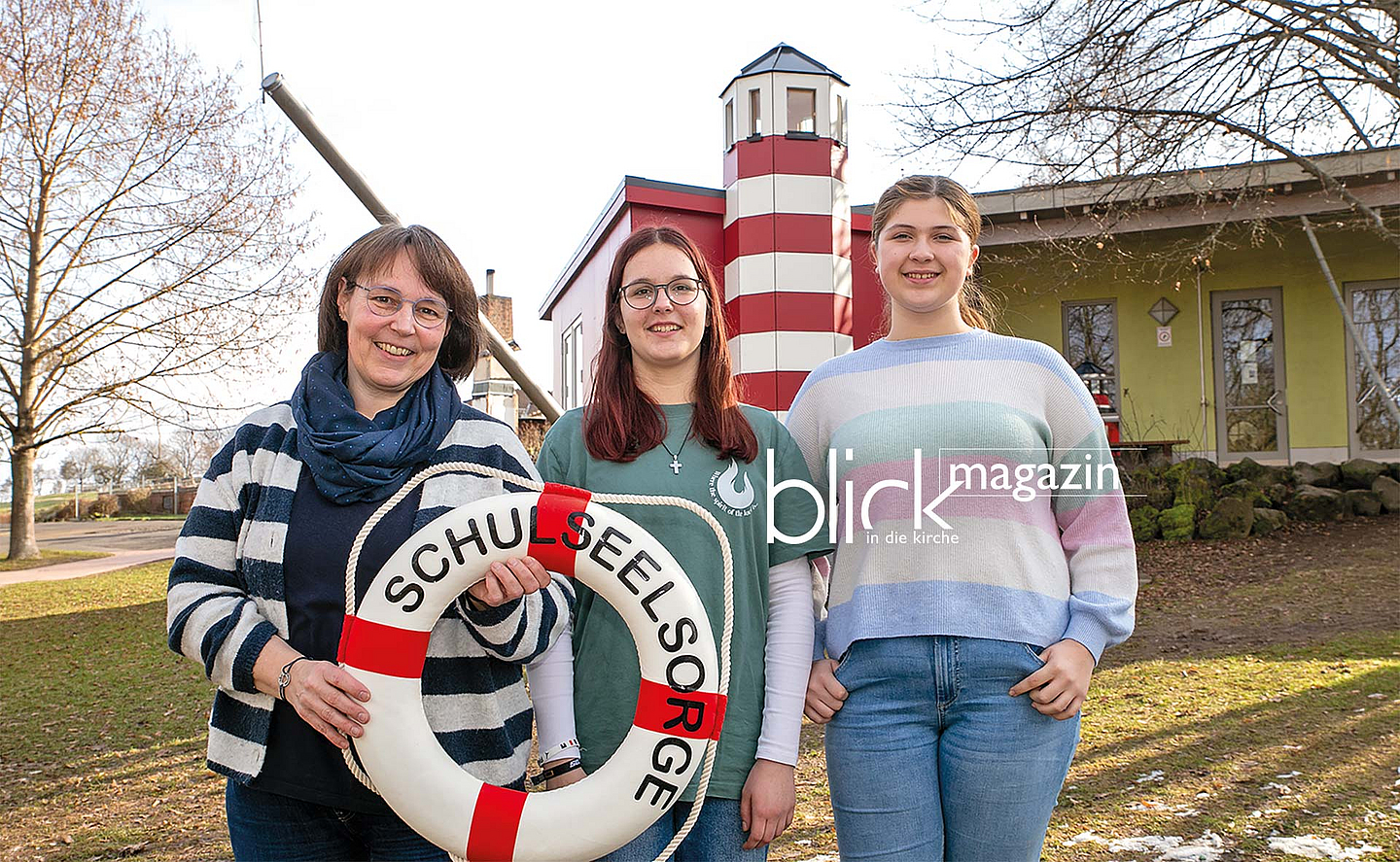 Vor dem Leuchtturm: (von links) Pfarrerin Kerstin Palisaar mit Melina Felske und Frieda Wollner aus der Seelsorge-AG