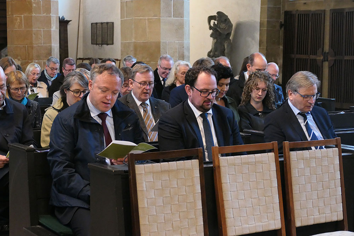 Prominente aus der Politik, darunter Ministerpräsident Mario Voigt (l.) und Landtagspräsident  Thadäus König (Mitte)