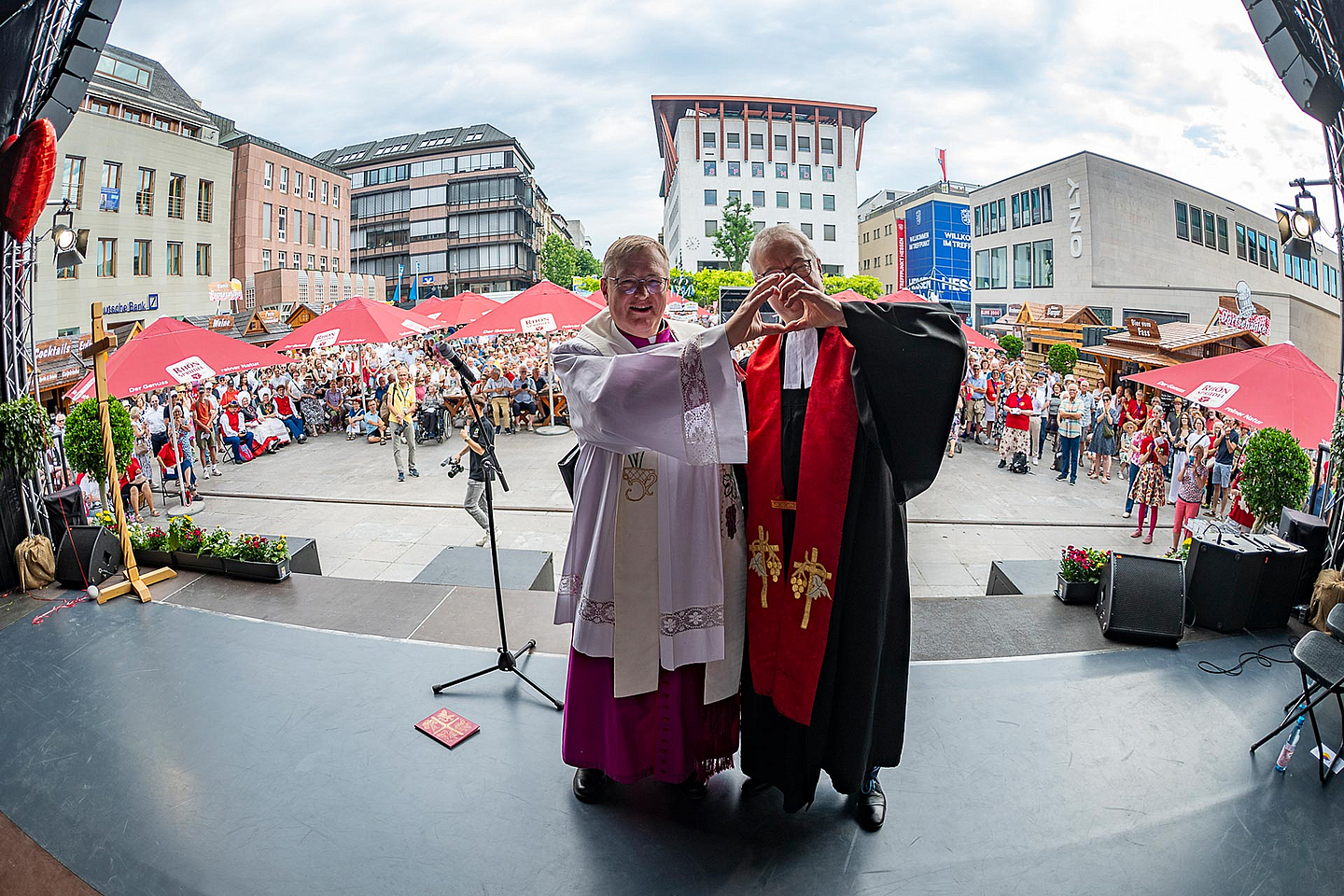 Abschlussgottesdienst in Fulda: Stadtpfarrer Stefan Buß (l., Bistum Fulda) und Dekan Dr. Thorsten Waap (r., Ev. Kirchenkreis Fulda) bilden ein Herz, frei nach dem Motto der Kirchen auf dem Hessentag 2026: "Im Herzen eins". Abschlussgottesdienst in Fulda: Stadtpfarrer Stefan Buß (l., Bistum Fulda) und Dekan Dr. Thorsten Waap (r., Ev. Kirchenkreis Fulda) bilden ein Herz, frei nach dem Motto der Kirchen auf dem Hessentag 2026: "Im Herzen eins".