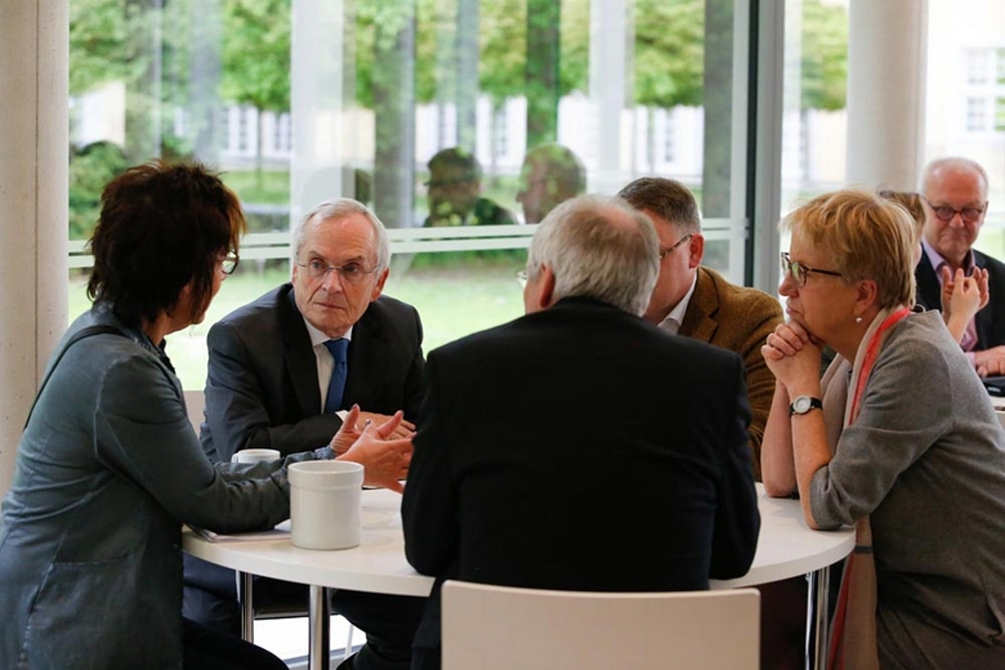 In Arbeitsgruppen wurden anschließend die Themen des Berichts vertieft und Konsequenzen diskutiert. (Foto: medio.tv/Schauderna)