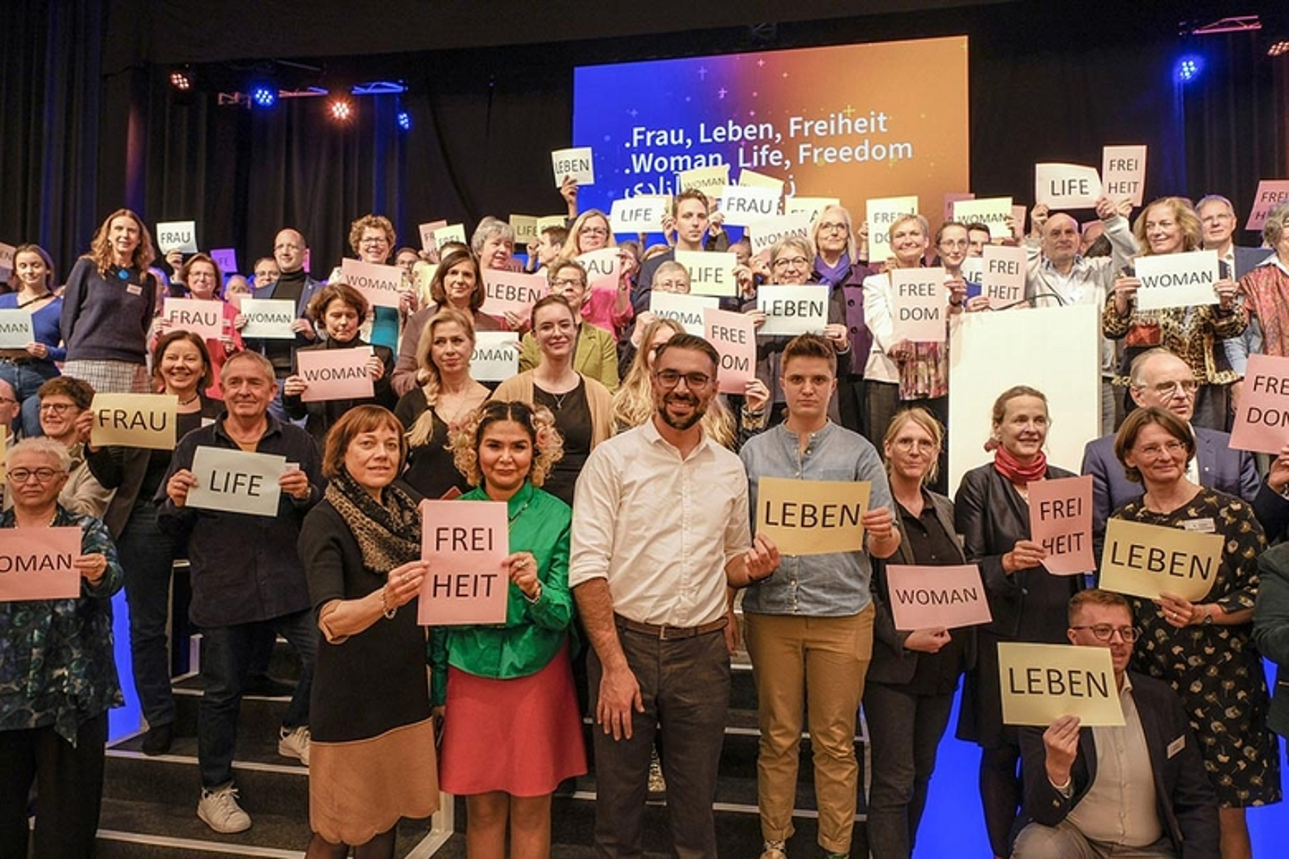 Die Synodalen der EKD setzen ein Zeichen ihrer Solidarität mit der Freiheitsbewegung und den mutigen Frauen in Iran. (Foto: EKD/Jens Schulze)