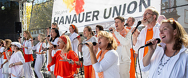 Fröhliches Fest bei bestem Wetter. In Hanau schlossen sich vor 200 Jahren lutherische und reformierte Christen zu einer evangelisch-christlichen Kirche zusammen. Zum Jubiläum sang auch der Landesgospelchor «Get up!». (Fotos: medio.tv/Schauderna)
