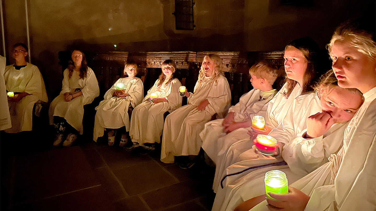 In selbstgeschneiderten Gewändern nahmen die Kinder im Hohen Chor der Klosterkirche Platz und sangen in der besonderen Atmosphäre Taizélieder. 