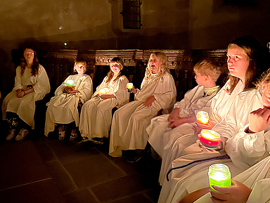 In selbstgeschneiderten Gewändern nahmen die Kinder im Hohen Chor der Klosterkirche Platz und sangen in der besonderen Atmosphäre Taizélieder. 