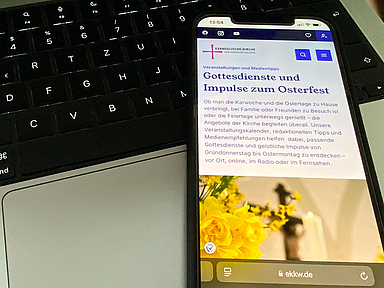 Das Foto zeigt ein Smartphone, auf dem die Website ekkw.de aufgerufen ist.