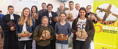 Mit einem feierlichen Gottesdienst in der Reinhardskirche in Steinau a.d. Straße eröffneten die Evangelische Kirche von Kurhessen-Waldeck und die Evangelische Kirche in Hessen und Nassau am Sonntag (24.9.) die diesjährige Spendenaktion. Unser Foto zeigt Konfirmandinnen mit (2.R.v.l.:) Pfarrer Gernot Fleischer,  Ökumenedezernentin Claudia Brinkmann-Weiß (EKKW),  Studienleiter Dr. Achim Plagentz (rpi Marburg). Bischöfin Dr. Beate Hofmann, Peter Grohme (Fachstelle «Handwerk und Kirche» der EKKW), Bäckermeister Jonas Fink, Pfarrer Dr. Ralf Stroh (Zentrum Gesellschaftliche Verantwortung der EKHN), Brigitte Molter (Zentrum Oekumene). (Foto: medio.tv/Schauderna) 