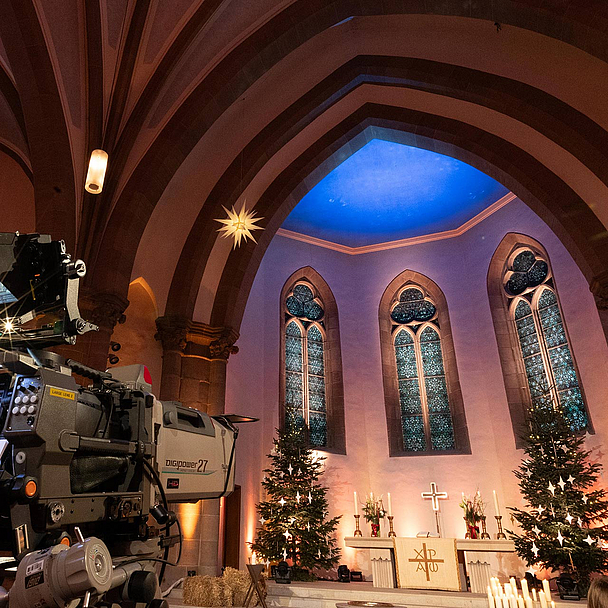 Blick in den Innenraum der Christuskirche in Fulda bei der Aufnahme des Gottesdienstes am 4. Advent