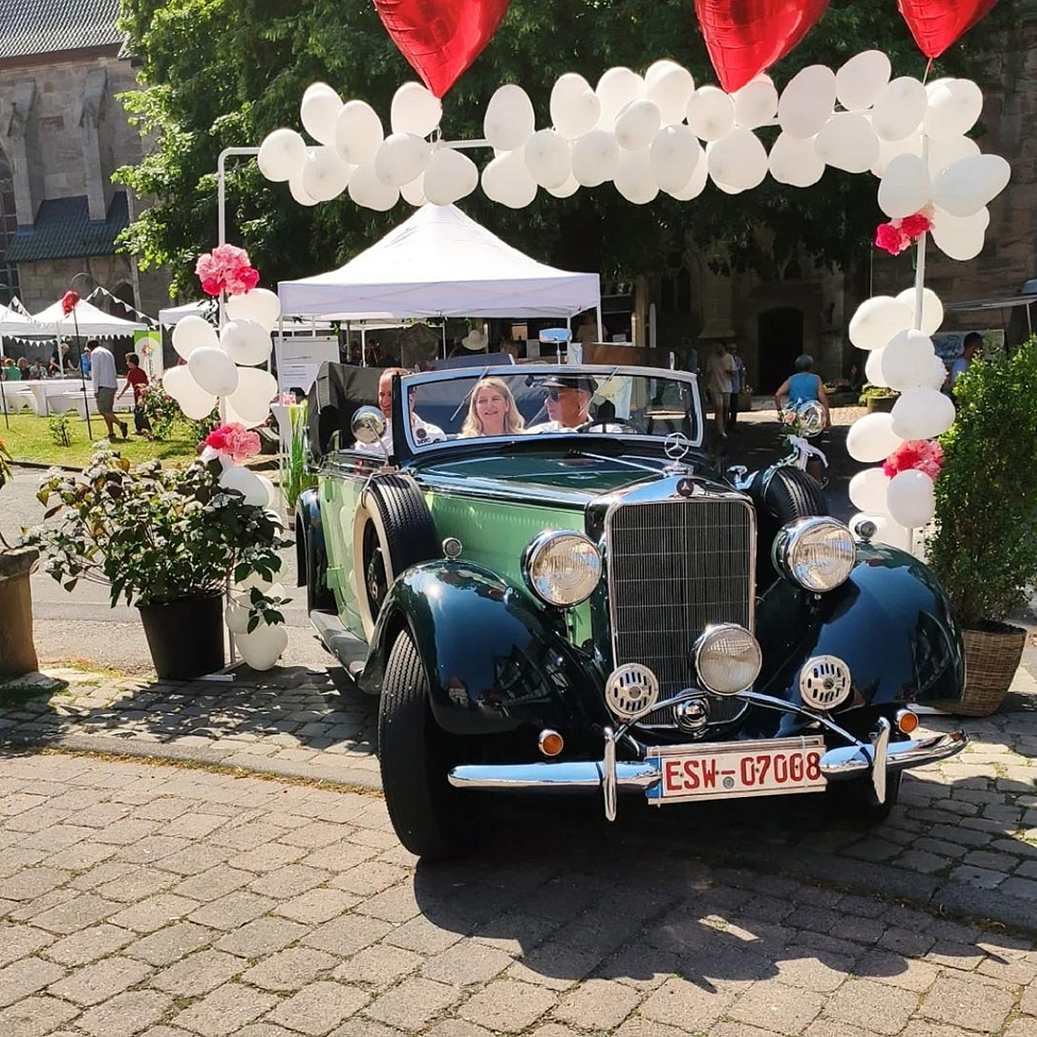 Auch in der Erlebniskirche St. Crucis in Bad Sooden-Allendorf wurde viel für die Paare geboten, die #einfachheiraten wollten. Wer wollte, konnte sich sogar in einem Oldtimer chauffieren lassen. 14 Paare ließen sich dort trauen oder segnen. 