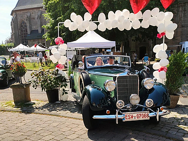 Auch in der Erlebniskirche St. Crucis in Bad Sooden-Allendorf wurde viel für die Paare geboten, die #einfachheiraten wollten. Wer wollte, konnte sich sogar in einem Oldtimer chauffieren lassen. 14 Paare ließen sich dort trauen oder segnen. 