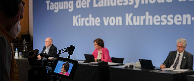 Blick in den großen Saal des Hauses der Kirche in Kassel, wo das Präsidium die Tagung der Landessynode leitete. Die Synodalen waren während der Tagung über ein Videokonferenz-System miteinander verbunden. (Foto: medio.tv/Schauderna)