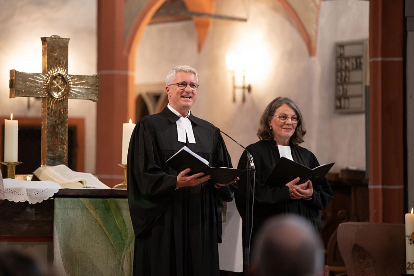 Dekan Michael Zehender (Bad Hersfeld) und die Vorsitzende des Pfarrvereins, Pfarrerin Bettina von Haugwitz begrüßten die Gäste in der Stadtkirche.