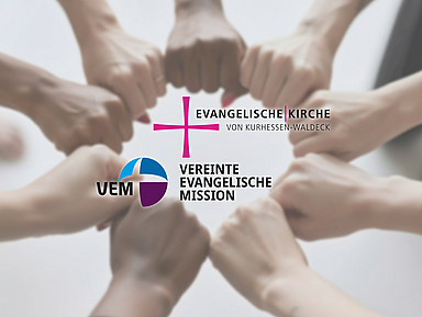 Mehrere Hände kommen in der Mitte zu einem gemeinsamen Fistbump zusammen und bilden einen Kreis. In der Bildmitte sind zwei Logos zu sehen: das pinke Kreuz der Evangelischen Kirche von Kurhessen-Waldeck und das runde, blau-lilafarbene Logo der Vereinten Evangelischen Mission (VEM).