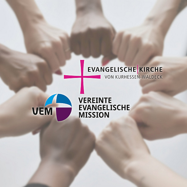 Mehrere Hände kommen in der Mitte zu einem gemeinsamen Fistbump zusammen und bilden einen Kreis. In der Bildmitte sind zwei Logos zu sehen: das pinke Kreuz der Evangelischen Kirche von Kurhessen-Waldeck und das runde, blau-lilafarbene Logo der Vereinten Evangelischen Mission (VEM).