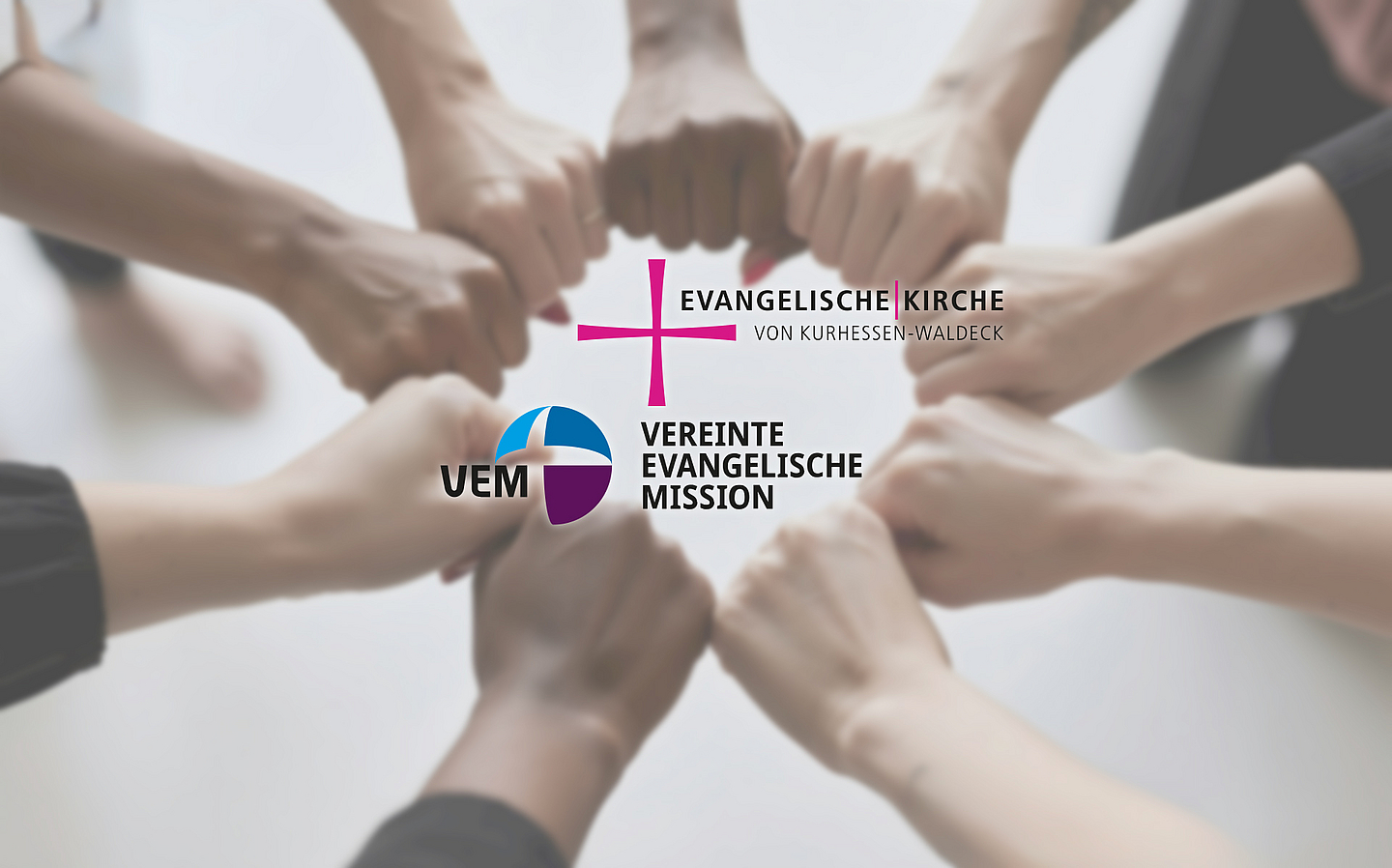 Mehrere Hände kommen in der Mitte zu einem gemeinsamen Fistbump zusammen und bilden einen Kreis. In der Bildmitte sind zwei Logos zu sehen: das pinke Kreuz der Evangelischen Kirche von Kurhessen-Waldeck und das runde, blau-lilafarbene Logo der Vereinten Evangelischen Mission (VEM).