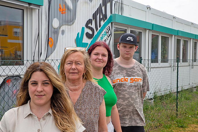 Werkstatt für junge Menschen Eschwege Die Werkstatt für junge Menschen feiert Geburtstag: (von vorne nach hinten) Büsra Dikmen, Anke Engel (beide geschäftsführender Vorstand), Luna Scholl und Dominik Bauer (Foto: medio.tv/Dellit)