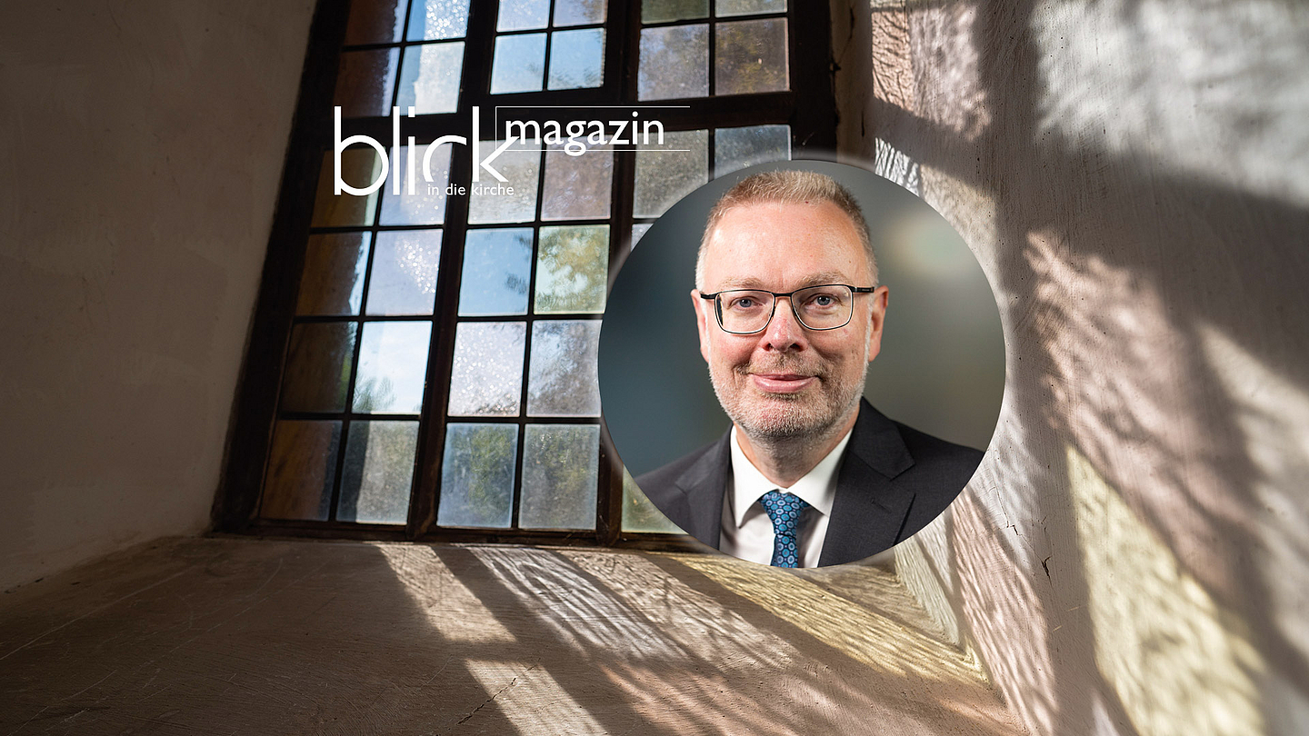 Unser Foto zeigt Prälat Burkhard zur Nieden vor einem Kirchenfenster