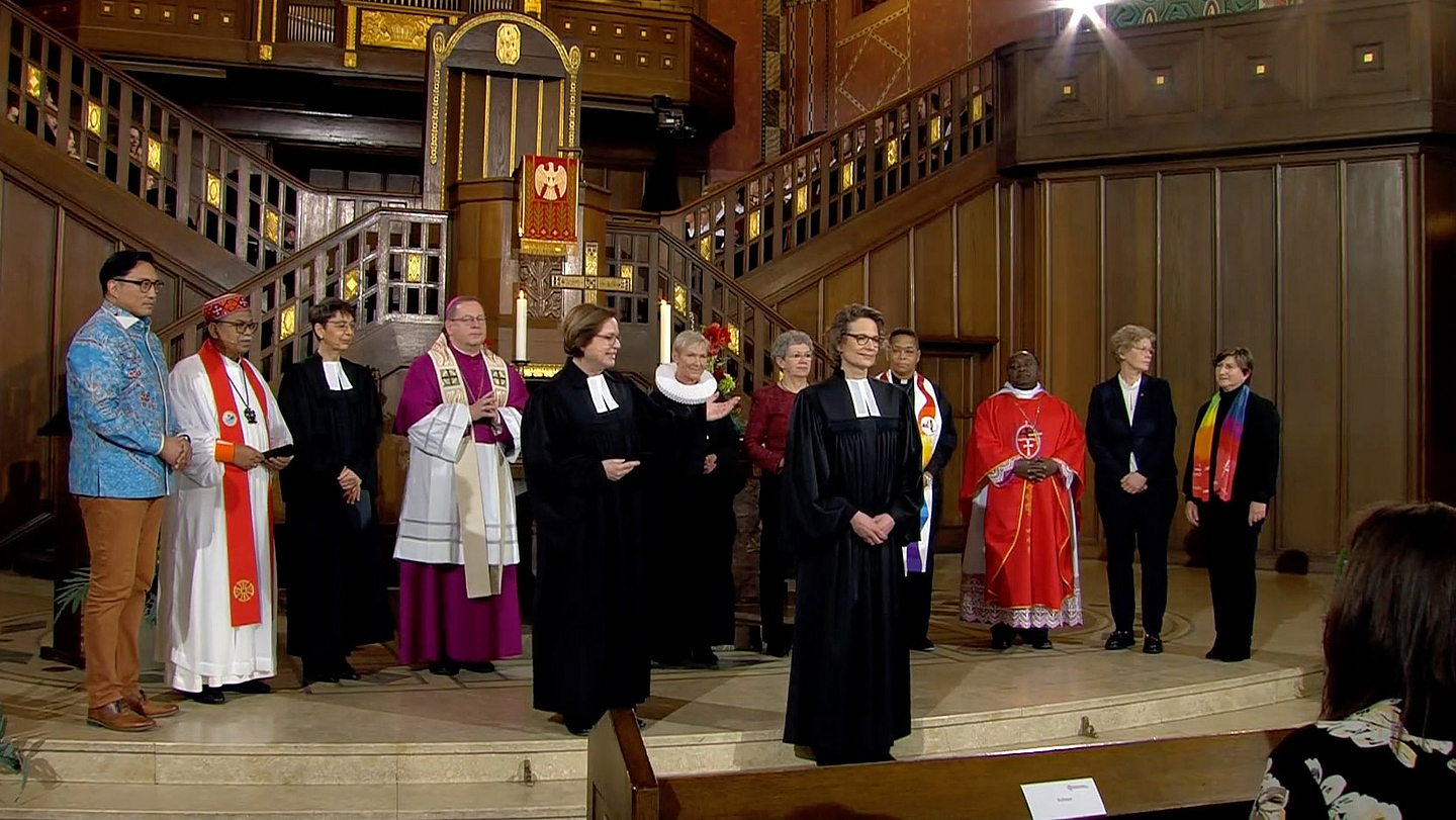 Eingeführt wurde Christiane Tietz von der EKD-Ratsvorsitzenden Kirsten Fehrs, der Stellvertretenden EKHN-Kirchenpräsidentin Ulrike Scherf und Vertreterinnen und Vertretern aus Ökumene und Partnerkirchen.