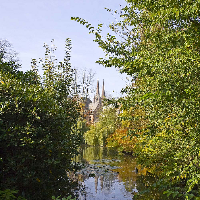 Blick in den Alten Botanischen Garten in Marburg. Im Hintergrund ist die Elisabethkirche zu sehen. Blick in den Alten Botanischen Garten in Marburg. Im Hintergrund ist die Elisabethkirche zu sehen.