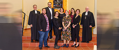 Einsegnung in Hephata. Reihe vorne, von links: Diakon Florian Schmidt, Diakoninnen Theresa Möller, Amelie Gatzke, und Denise Sperlich. Reihe hinten, von links: Pfarrer Maik Dietrich-Gibhardt, Diakon Michael Koch, Diakonin Kathrin Rühl, Diakonin Johanna Böttner und Prälat Bernd Böttner. (Foto: Stefan Betzler)