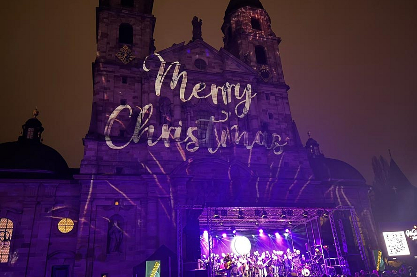 Der Fuldaer Dom mit der Projektion "Merry Christmas" Der Fuldaer Dom mit der Projektion "Merry Christmas"
