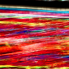 Bunte, verschwommene Linien in Rot-, Gelb- und Blautönen auf dunklem Hintergrund. Foto: Peter Weidemann, pfarrbriefservice.de