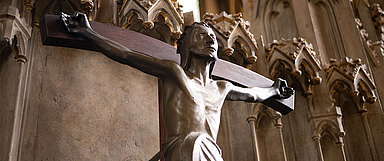 
Kruzifix von Ernst Barlach auf dem Kreuzaltar in der Elisabethkirche in Marburg (Foto: medio.tv/Schauderna)
