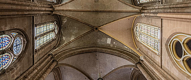 Eine Musterfläche im Chor der Elisabethkirche in Marburg zeigt die zukünftige Farbgebung des Innenraums (rechter Bereich im Foto). Nach Abschluss können sich Besucherinnen und Besucher einen Eindruck davon machen, wie die Menschen des 13. Jahrhunderts die damals gerade fertiggestellte Elisabethkirche wahrgenommen haben. (Fotos: Bildarchiv Foto Marburg/ Horst Fenchel, Thomas Scheidt, Christian Stein)