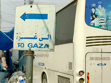 Unser Foto zeigt ein Straßenschild in Richtung Gaza