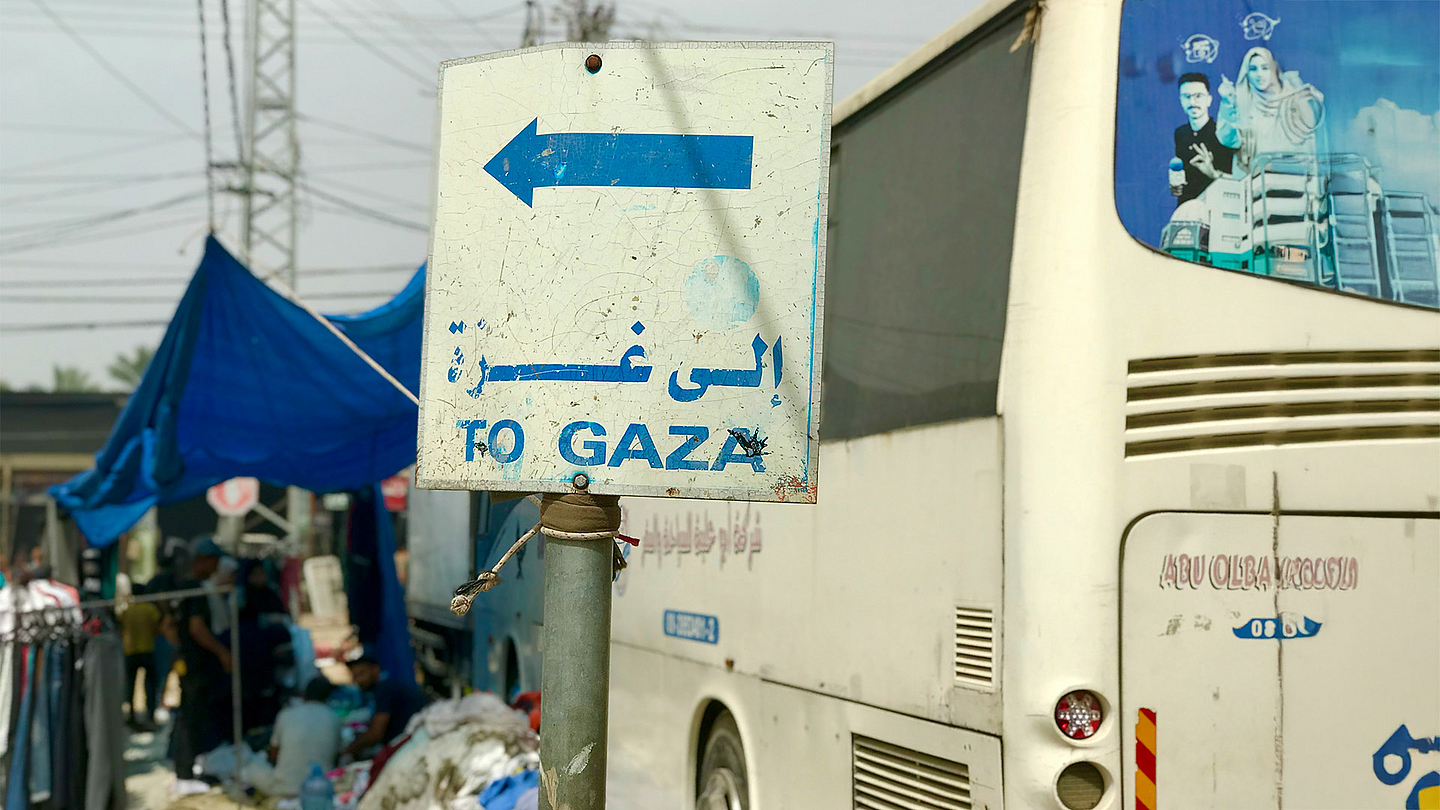 Unser Foto zeigt ein Straßenschild in Richtung Gaza