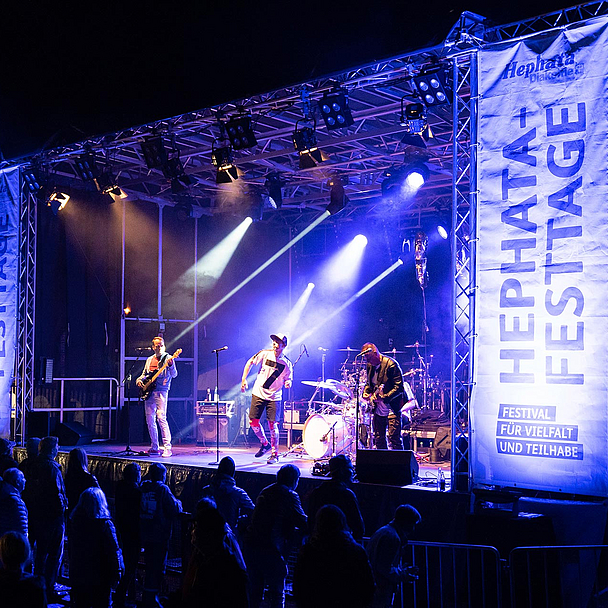 Festival-Atmosphäre bei den Hephata-Festtagen: Am 10. September ist es wieder soweit. Die diakonische Einrichtung feiert in diesem ihr 125-jähriges Bestehen. Unser Foto zeigt eine Archivaufnahme von einer der Bühnen während eines Konzerts.