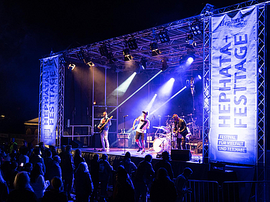 Festival-Atmosphäre bei den Hephata-Festtagen: Am 10. September ist es wieder soweit. Die diakonische Einrichtung feiert in diesem ihr 125-jähriges Bestehen. Unser Foto zeigt eine Archivaufnahme von einer der Bühnen während eines Konzerts.