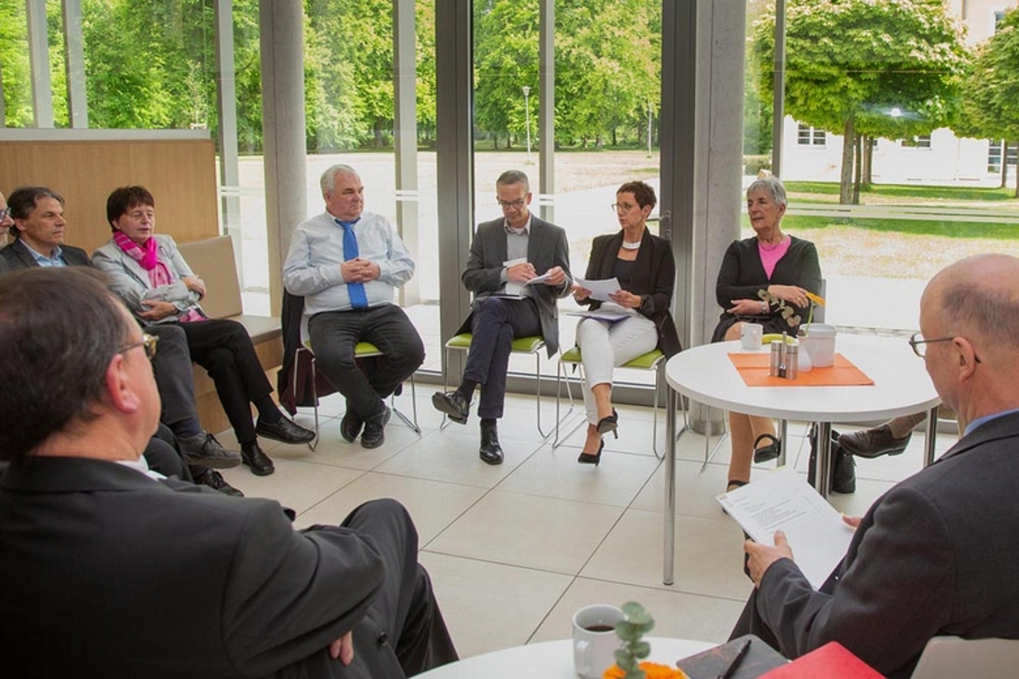 In Arbeitsgruppen wurden anschließend die Themen des Berichts vertieft und Konsequenzen diskutiert. (Foto: medio.tv/Schauderna)