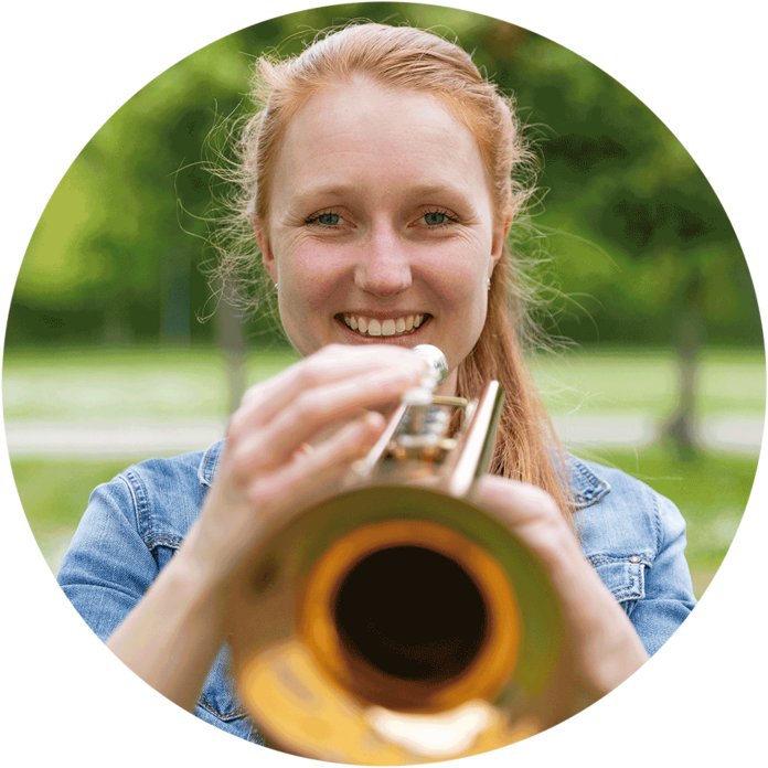 In die Musik fallen lassen: Lea Müller mit ihrer Trompete In die Musik fallen lassen: Lea Müller mit ihrer Trompete