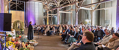 Bischöfin Dr. Beate Hofmann auf dem Gut Windhausen bei Niestetal während des Landes-Erntedank-Gottesdienstes des Hessischen Bauernverbandes am 16.10.2022. (Foto: medio.tv/schauderna)