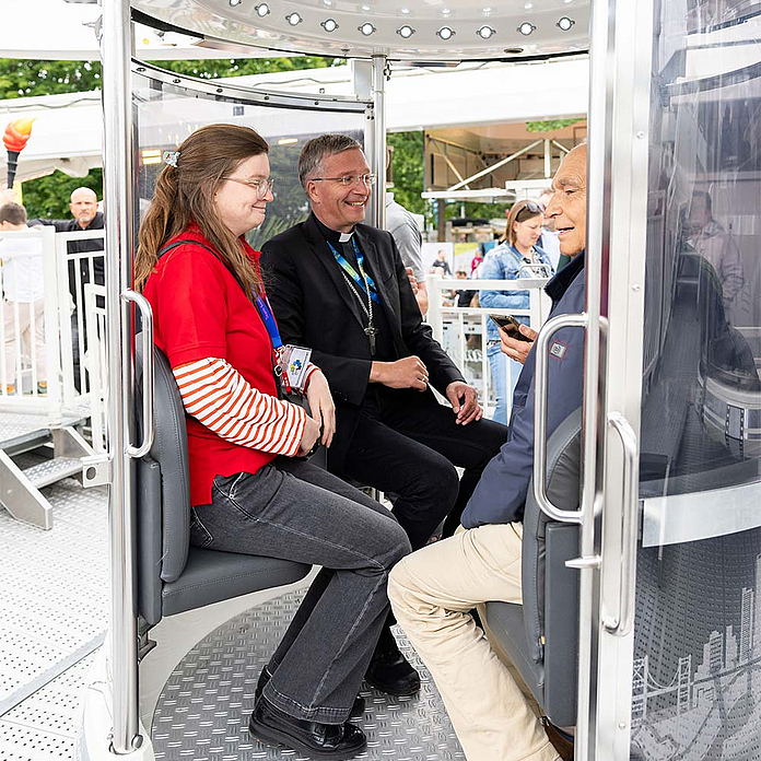 Bischof Gerber in der Segensgondel im Riesenrad auf dem Hessentag. Bischof Gerber in der Segensgondel im Riesenrad auf dem Hessentag. Unter dem Motto „Herzblick“ können Fahrgäste hoch über den Dächern einen persönlichen Segen empfangen.