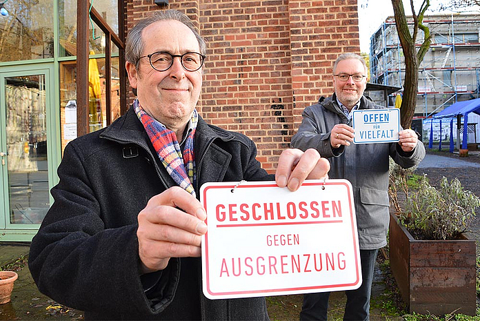 Die Dekane Hermann Köhler (Kirchenkreis Kirchhain, links) und Burghard zur Nieden (Kirchenkreis Marburg) unterstützen das Bündnis «Offen für Vielfalt». (Foto: Ina Tannert)