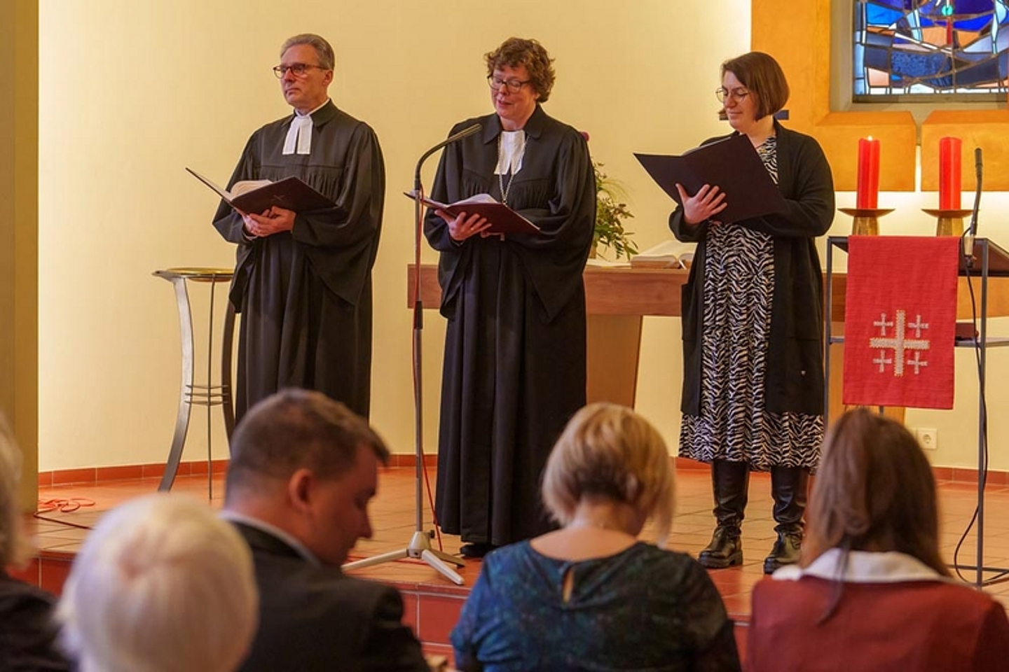Pfarrer Maik Dietrich-Gibhardt (Hephata), Bischöfin Prof. Dr. Beate Hofmann (EKKW) und Referentin der Diakonischen Gemeinschaft Hephata, Diakonin Kathrin Rühl, beim Einsegnungsgottesdienst. (Foto: Hephata-Archiv/Stefan Betzler)