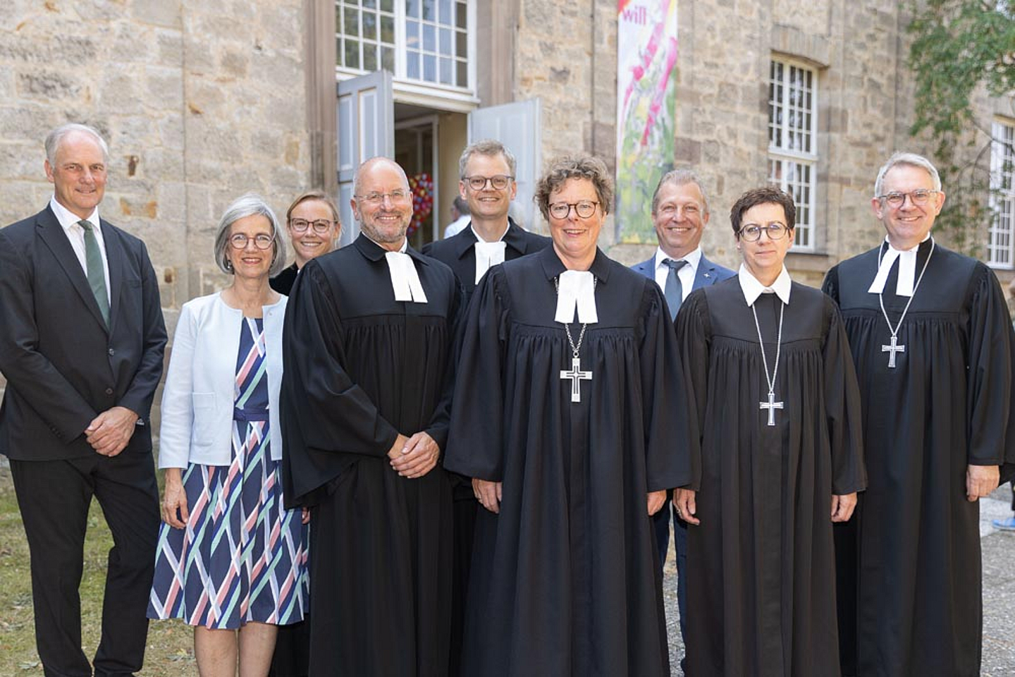Unser Foto zeigt die Beteiligten des Einführungsgottesdienstes. Auf dem Foto sind die Beteiligten des Einführungsgottesdienstes zu sehen (v.l.): Kirchenvorstandsvorsitzender Dr. Christoph Thiele, Kirchenrätin Dr. Isabel Schneider-Wölfinger (Synodalvorstand), Pfarrerin Anna-Sophie Schelwis, Propst Norbert Mecke, Pfarrer Christopher Williamson, Bischöfin Dr. Beate Hofmann, Präses Dr. Michael Schneider, Pröpstin Sabine Kropf-Brandau, Propst Dr. Volker Mantey.