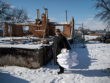 Anna Yurchenko zeigt ihr Haus, das zu Beginn des Krieges 2022 in Ivanivka, etwa zwei Autostunden nördlich der Hauptstadt Kiew, von vorrückenden russischen Truppen zerstört wurde. Die Frau sammelt Gegenstände im Rahmen einer Überwinterungshilfe der lokalen Organisation Vostok SOS, die von der Diakonie Katastrophenhilfe unterstützt wird.