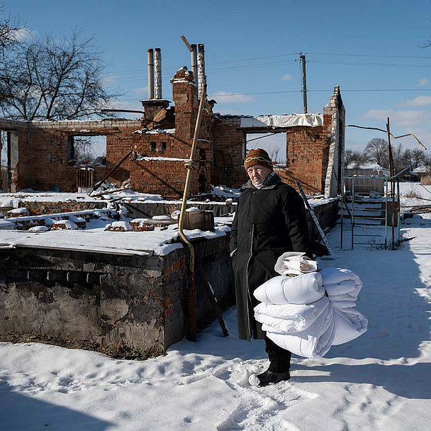 Anna Yurchenko zeigt ihr Haus, das zu Beginn des Krieges 2022 in Ivanivka, etwa zwei Autostunden nördlich der Hauptstadt Kiew, von vorrückenden russischen Truppen zerstört wurde. Die Frau sammelt Gegenstände im Rahmen einer Überwinterungshilfe der lokalen Organisation Vostok SOS, die von der Diakonie Katastrophenhilfe unterstützt wird.
