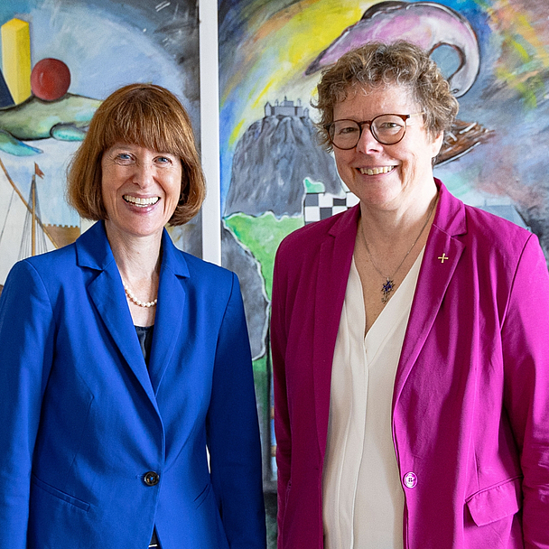 Dr. Beate Hofmann, Bischöfin der EKKW, und die Hessische Integrations-Ministerin Heike Hofmann im Deutschen Hugenottenmuseum.