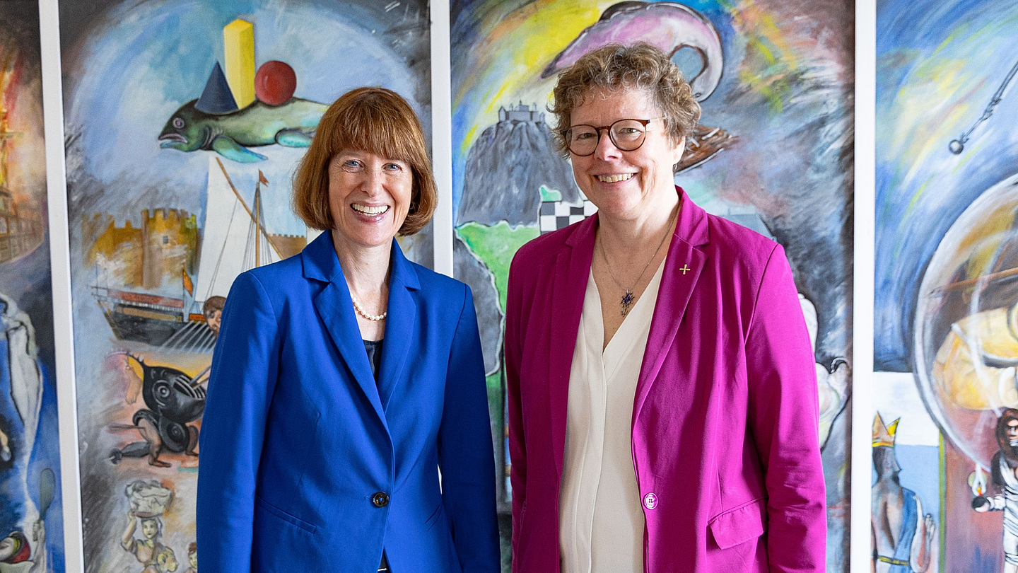 Dr. Beate Hofmann, Bischöfin der EKKW, und die Hessische Integrations-Ministerin Heike Hofmann im Deutschen Hugenottenmuseum.