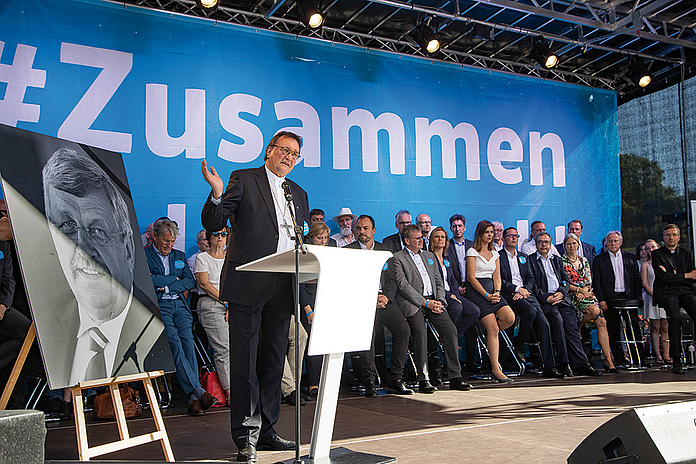 Kundgebung gegen Rechtsradikalismus Kassel 2019 Bischof Hein spricht bei der Kundgebung «Zusammen sind wir stark» für Demokratie, Toleranz und Weltoffenheit in Kassel am 27. Juni 2019. (Foto: medio.tv/Schauderna)