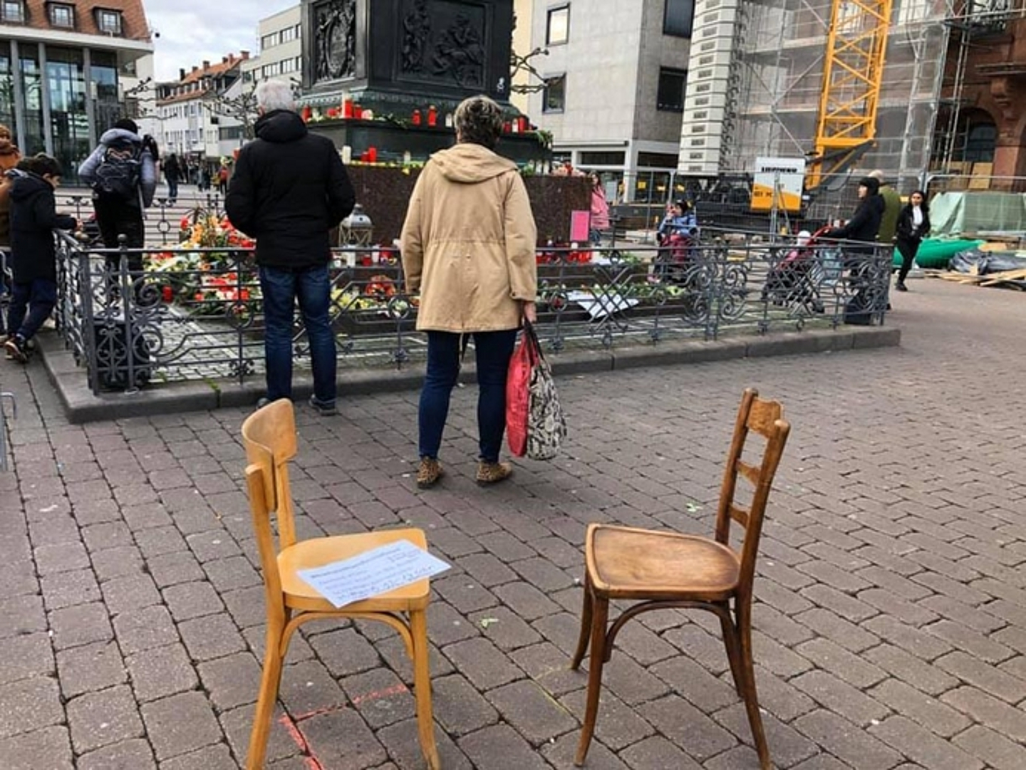 Kunstaktion #hanaumanifestoflove auf dem Hanauer Marktplatz (Foto: Facebook/Annegret Zander)