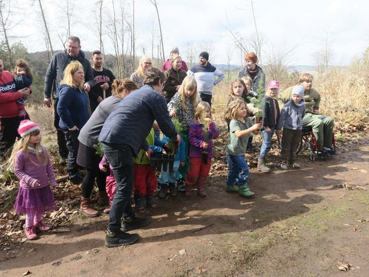 Pflanzaktion der Kita-Kinder der Kindertagesstätte Bad Arolsen am 18.3.2023. (Quelle: Albus)