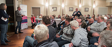Großes Interesse am Thema: Ute Göpel und Hartmut Schneider von der Fachstelle «Kirche im ländlichen Raum» moderierten die gut besuchten Dialogforen. (Fotos: medio.tv/Balzer)