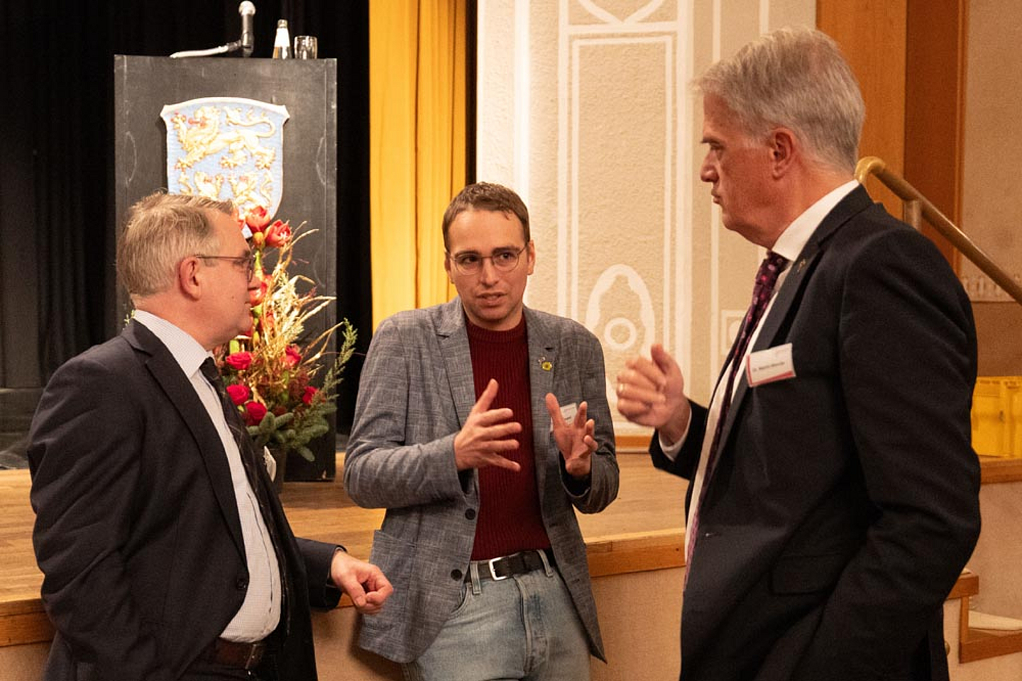 Im Gespräch (v.l.): Propst Dr. Volker Mantey, Landtagsabgeordneter Christoph Sippel (Bündnis 90/Die Grünen) und Martin Mencke (Beauftragter bei der Hessischen Landesregierung) Im Gespräch (v.l.): Propst Dr. Volker Mantey, Landtagsabgeordneter Christoph Sippel (Bündnis 90/Die Grünen) und Martin Mencke (Beauftragter bei der Hessischen Landesregierung)