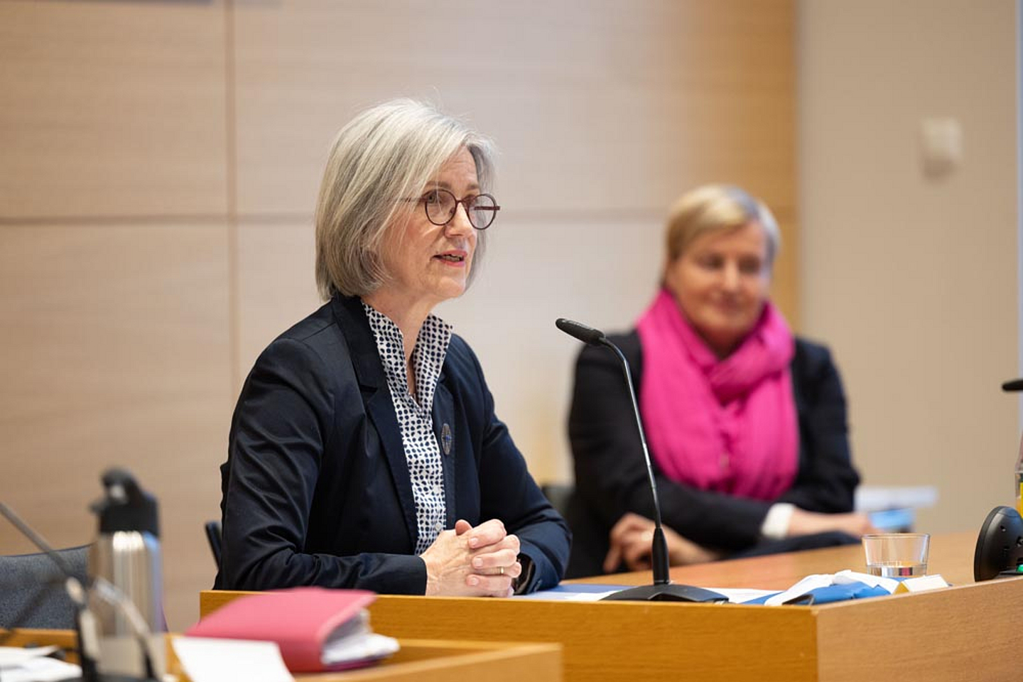 Dr. Isabel Schneider-Wölfinger (l.) bei der Vorstellung der Gastrednerin Pfarrerin Dr. Dagmar Pruin