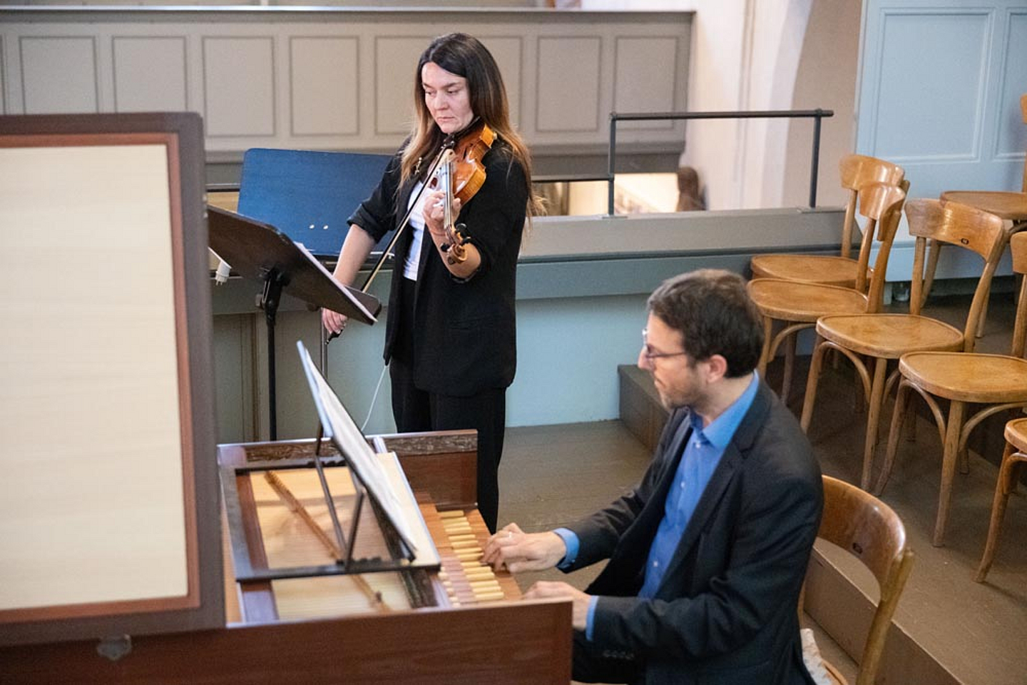 Violinistin Anastasia Boksgorn und Kantor Sebastian Bethg