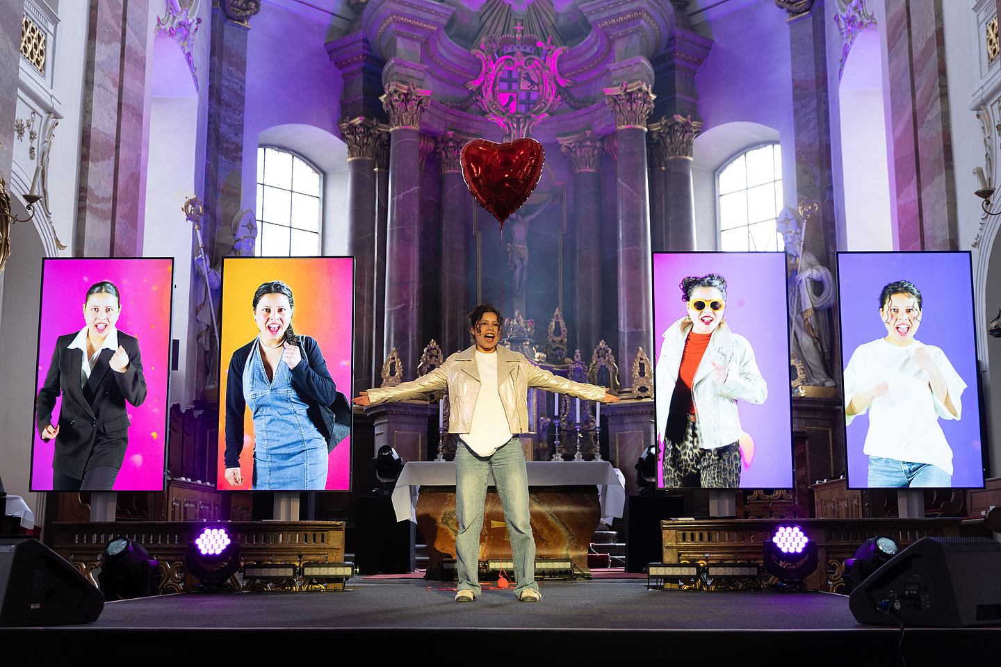 Die Musicaldarstellerin Debora Ochoa performt auf der Bühne der Hessentagskirche.